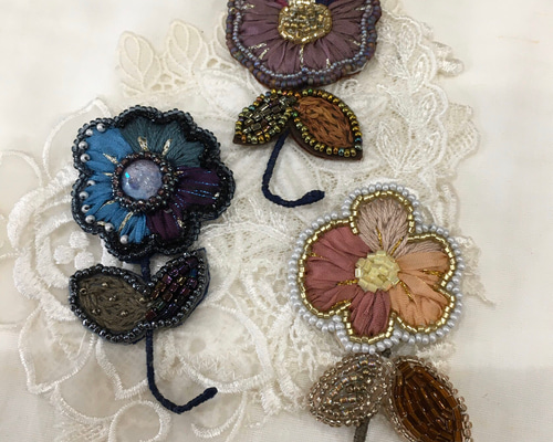 M.K.R.K⭐︎ 桜 ビーズ 刺繍 ブローチ ハンドメイドアクセサリー ビーズ刺繍ブローチ 桜<白ピンク> ブローチ Beeeads 通販