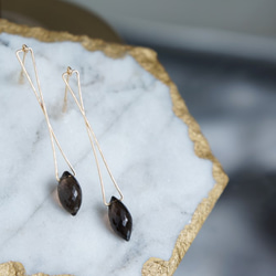 【14KGF】Modern Geometric Cross Smoky Quartz Dangling Earrings 3枚目の画像