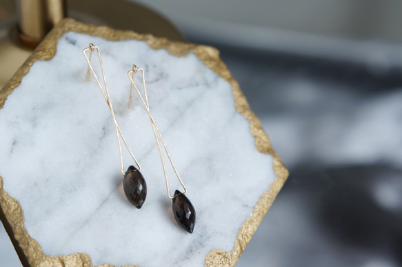 【14KGF】Modern Geometric Cross Smoky Quartz Dangling Earrings 3枚目の画像