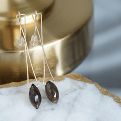 【14KGF】Modern Geometric Cross Smoky Quartz Dangling Earrings 2枚目の画像