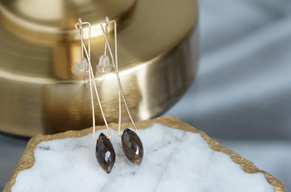 【14KGF】Modern Geometric Cross Smoky Quartz Dangling Earrings 2枚目の画像