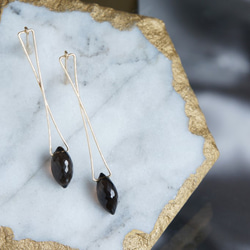 【14KGF】Modern Geometric Cross Smoky Quartz Dangling Earrings 1枚目の画像