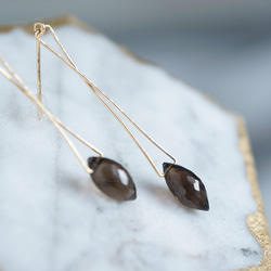 【14KGF】Modern Geometric Cross Smoky Quartz Dangling Earrings 4枚目の画像