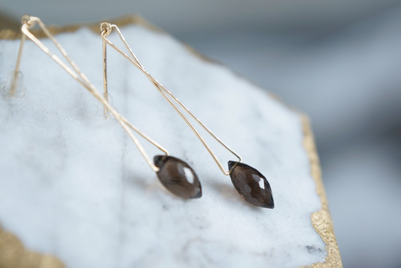 【14KGF】Modern Geometric Cross Smoky Quartz Dangling Earrings 4枚目の画像