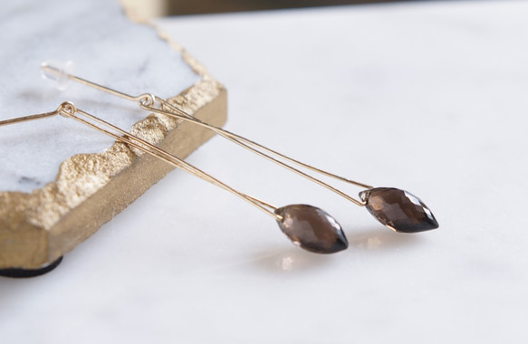 【14KGF】Modern Geometric Cross Smoky Quartz Dangling Earrings 5枚目の画像