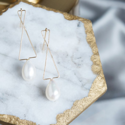 【14KGF】Modern Geometric Cross Teardrop Pearl Earrings 2枚目の画像