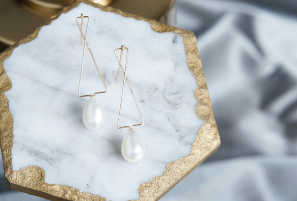 【14KGF】Modern Geometric Cross Teardrop Pearl Earrings 2枚目の画像