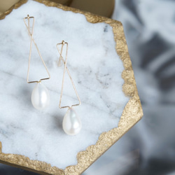 【14KGF】Modern Geometric Cross Teardrop Pearl Earrings 4枚目の画像