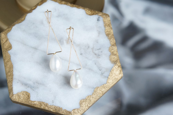 【14KGF】Modern Geometric Cross Teardrop Pearl Earrings 4枚目の画像