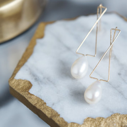 【14KGF】Modern Geometric Cross Teardrop Pearl Earrings 1枚目の画像