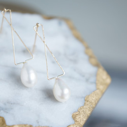 【14KGF】Modern Geometric Cross Teardrop Pearl Earrings 3枚目の画像