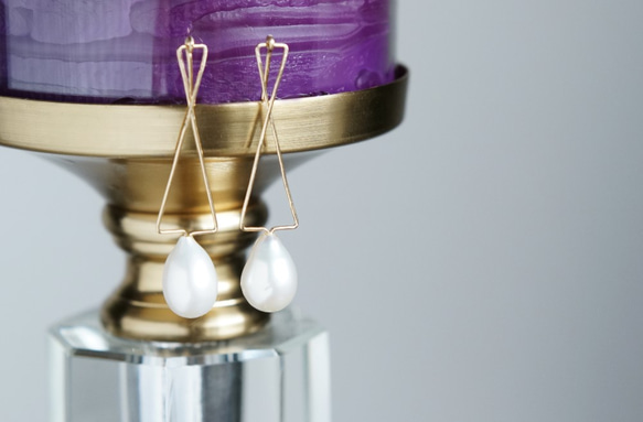 【14KGF】Modern Geometric Cross Teardrop Pearl Earrings 5枚目の画像