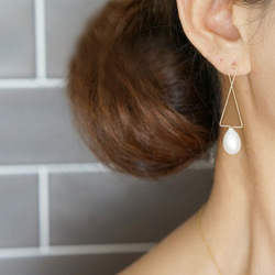 【14KGF】Modern Geometric Cross Teardrop Pearl Earrings 6枚目の画像