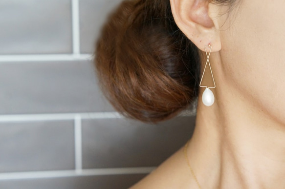 【14KGF】Modern Geometric Cross Teardrop Pearl Earrings 6枚目の画像