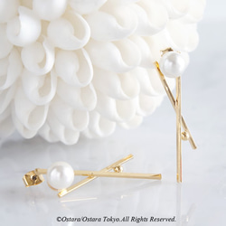 Glossy Gold Cross Pearl Earrings 3枚目の画像