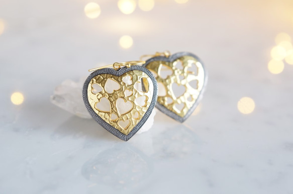 GoldxBlack Heart Earrings 1枚目の画像