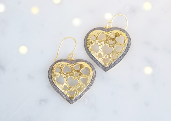GoldxBlack Heart Earrings 2枚目の画像