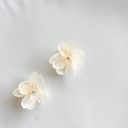 NO.116♡紫陽花レジンのイヤリング♡ホワイト♡白♡スワロフスキー♡アジサイ♡ 1枚目の画像