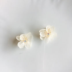 NO.116♡紫陽花レジンのイヤリング♡ホワイト♡白♡スワロフスキー♡アジサイ♡ 2枚目の画像
