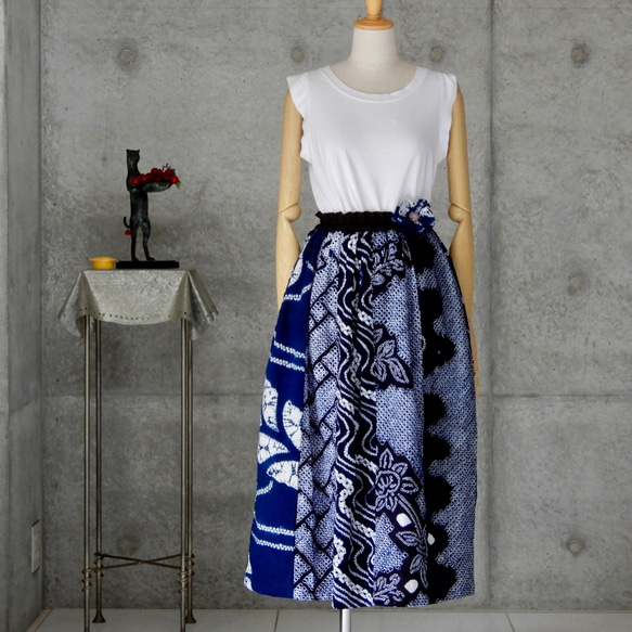 A211着物リメイク藍染め絞り木綿ワンピース★細いリボン・ブローチ ✴︎藍染木綿✴︎絵絣✴︎リメイクワンピース✴︎アンティーク✴︎希少