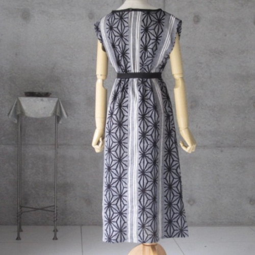 着物リメイクワンピース　紬麻の葉柄 六の③ 着物リメイク 緑系、麻の葉模様の紬のワンピースまたは