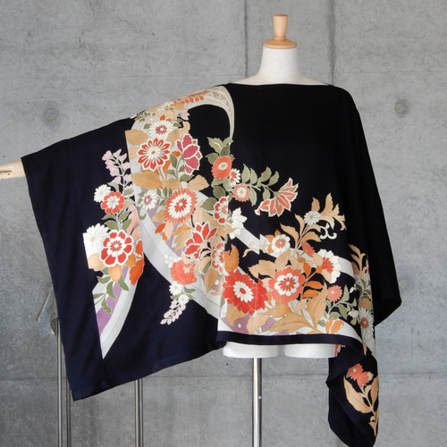 黒留袖 着物リメイク トップス チュニック薬玉＆華　刺繍 Kanata 着物リメイク☆黒留袖をカジュアルに☆ゆったり