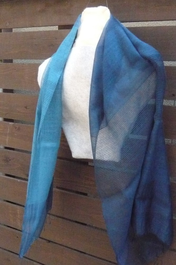 シルク 天然藍染めぼかしストール 2枚目の画像