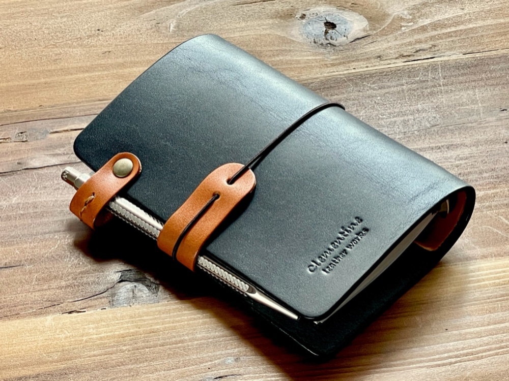 私的時間のためのシステム手帳　サドルレザー　漆黒  (ポケットサイズ)