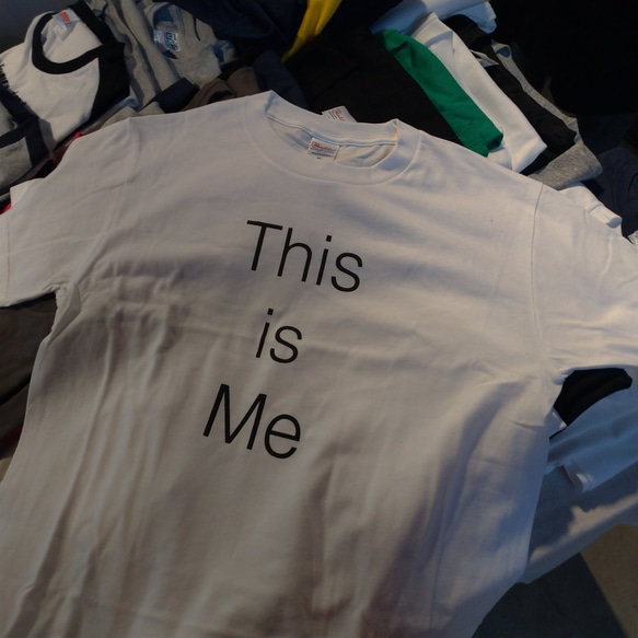 THIS IS ME! ホワイト Tシャツ（Mサイズ） This is Me Tシャツ 白/黒 Tシャツ GATTZ 通販 8321836｜Creema
