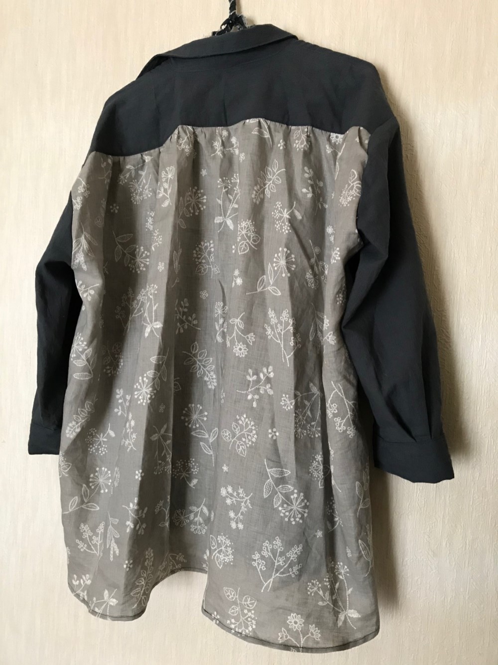 後ろ身頃異素材切替リネンのスキッパーシャツ☆ダークグレー【現品限り】 4,698円