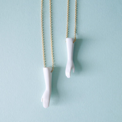 hand necklace : 帶有手形圖案的簡單白瓷項鍊 第3張的照片