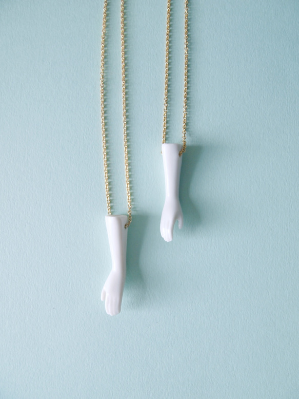 hand necklace : 帶有手形圖案的簡單白瓷項鍊 第3張的照片