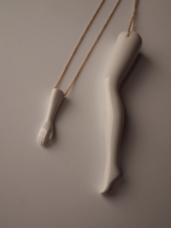 long leg necklace 足がモチーフのインパクト大な白磁のネックレス 3枚目の画像