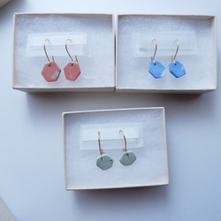 rokka earrings : 鮮やかカラーのとっても軽い磁器ピアス 2枚目の画像