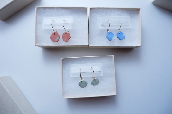 rokka earrings : 鮮やかカラーのとっても軽い磁器ピアス 2枚目の画像