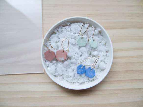 rokka earrings : 鮮やかカラーのとっても軽い磁器ピアス 3枚目の画像