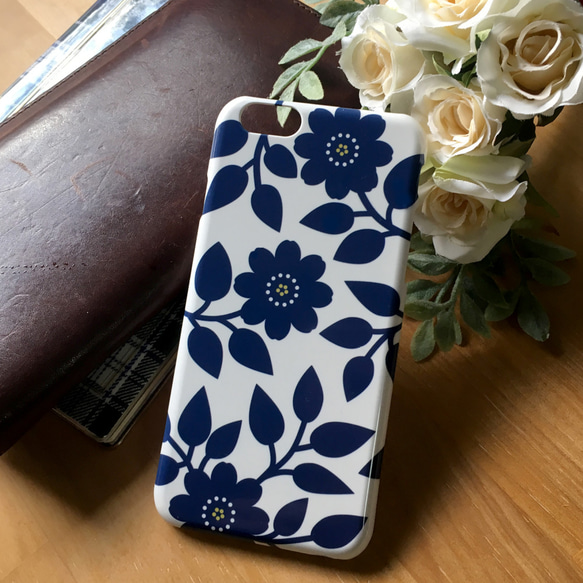 iPhoneケース　プラケースタイプ　BLUE FLOWERS 3枚目の画像