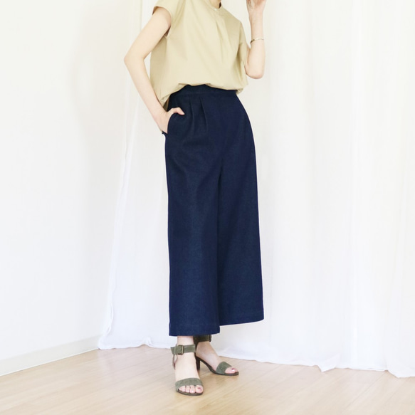 全新【靛藍牛仔布】柔軟質感寬褲，腰部有鬆緊帶，後部有褶襉♥ 第3張的照片