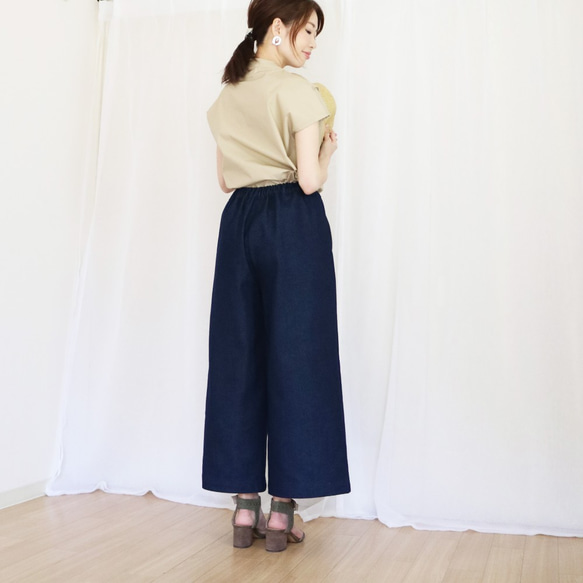 全新【靛藍牛仔布】柔軟質感寬褲，腰部有鬆緊帶，後部有褶襉♥ 第4張的照片