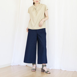 全新【靛藍牛仔布】柔軟質感寬褲，腰部有鬆緊帶，後部有褶襉♥ 第5張的照片