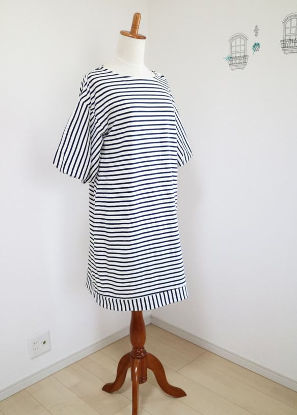 新作品【白色背景×深藍色】天姿邊框針織口袋，配氣球袖一件♥︎ 第2張的照片