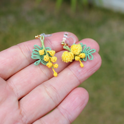 【 糸のbouquet 】Mimosa in the Jasper's garden　ミモザの小枝アシメイヤリング 5枚目の画像