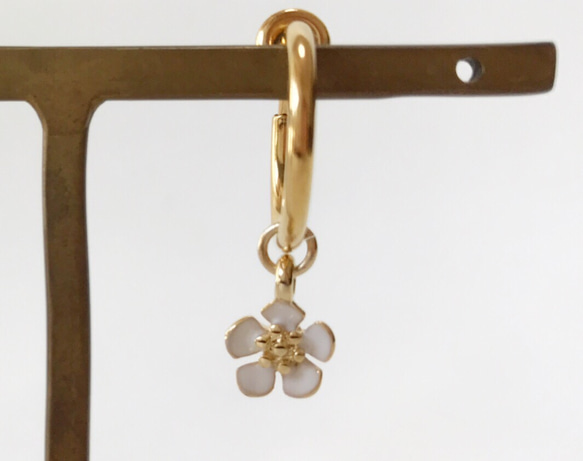 ゴールドフープのイヤリング(お花(ホワイト)） 3枚目の画像