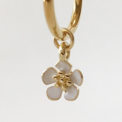ゴールドフープのイヤリング(お花(ホワイト)） 4枚目の画像