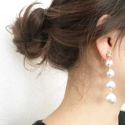 スワロフスキーとコットンパールの4連ボールイヤリング(ピアス