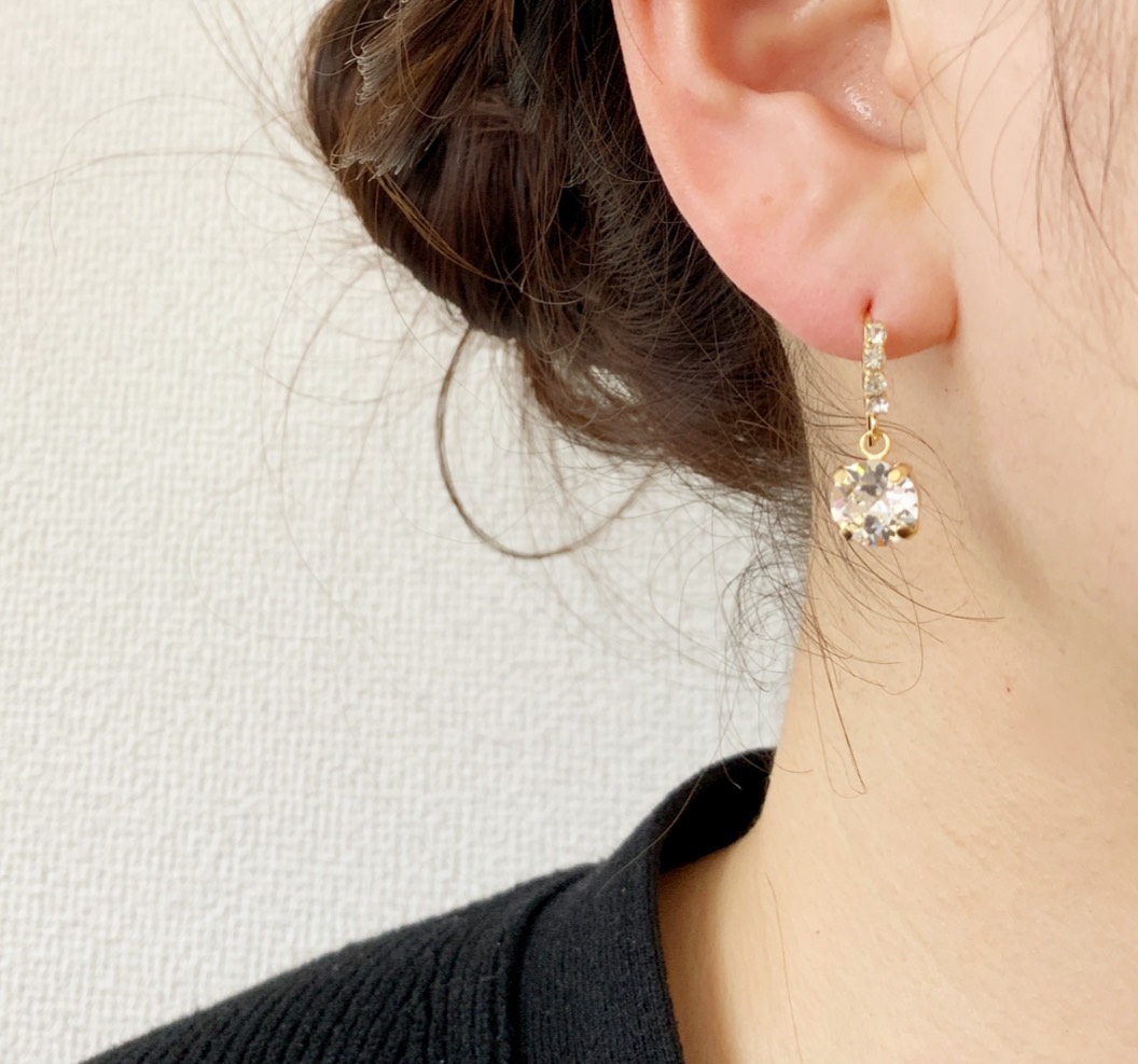 スワロフスキーとラインストーンのピアス ピアス（フック