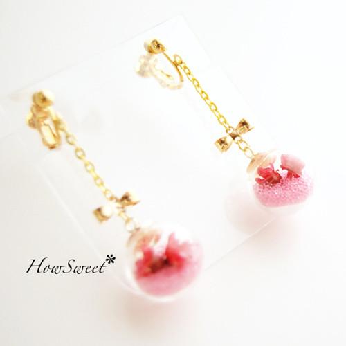 【HowSweet＊】赤いお花とピンクブリオンを閉じ込めたガラスドームイヤリング