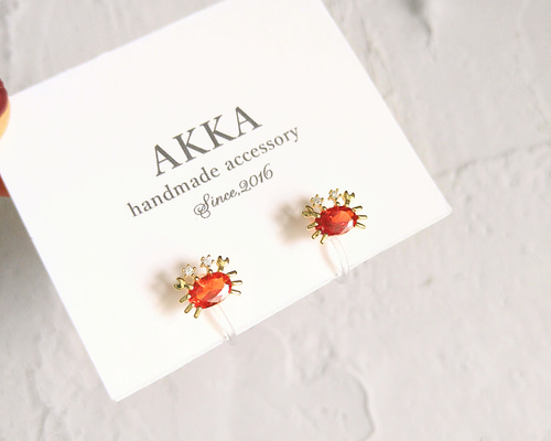 ｺﾞｰﾙﾄﾞ)小さなカニの樹脂イヤリング ｼﾙﾊﾞｰ925製シェル