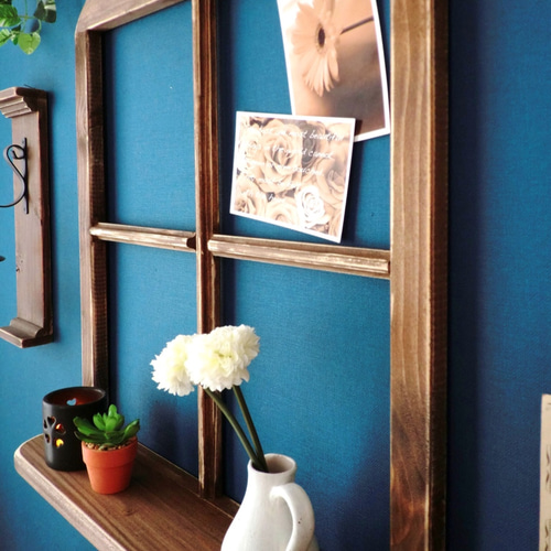 アンティークの木製窓枠の棚です。