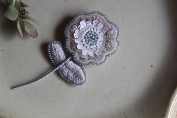 オートクチュール刺繍ブローチ　春色ふわりとスパンコールの一輪花(グレー) 4枚目の画像